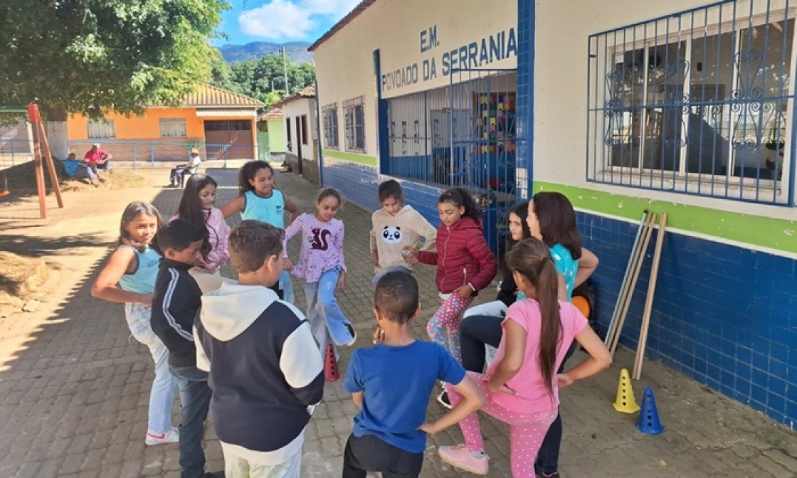 escola-de-serrania-recebe-profissionais-da-saude-para-pratica-de-atividades-fisicas-com-orientacao-profissional-