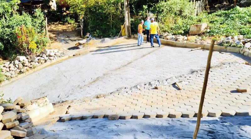 prefeito-cloves-botelho-visita-obras-de-calcamento-no-bairro-dos-carreiros-