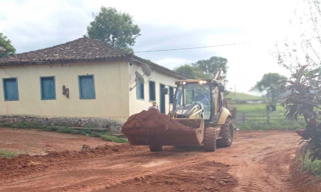 prefeitura-de-miradouro-realiza-manutencao-em-estrada-rural-