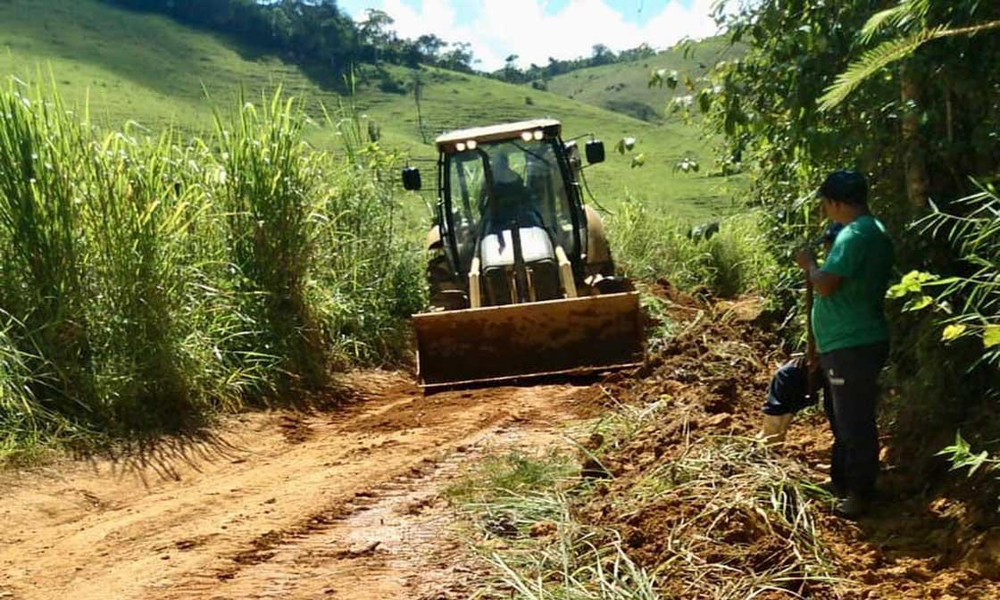 prefeitura-de-miradouro-realiza-manutencao-na-estrada-rural-do-corrego-dos-gomes-