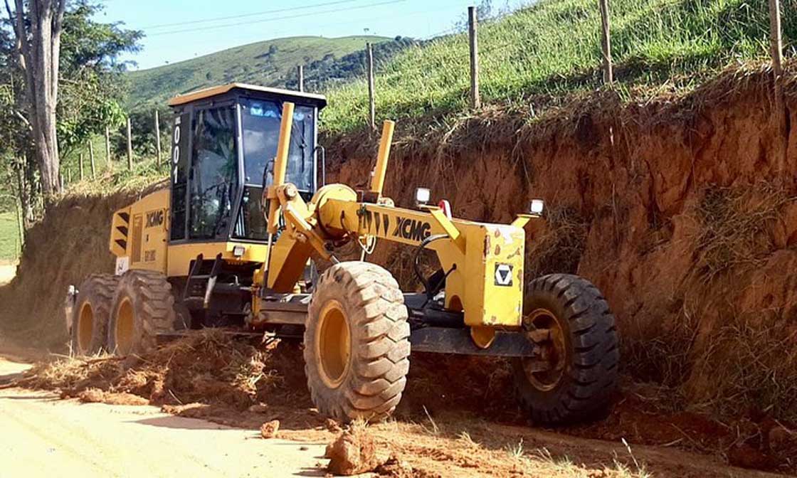 secretaria-municipal-de-obras-realiza-manutencao-na-estrada-de-monte-alverne-