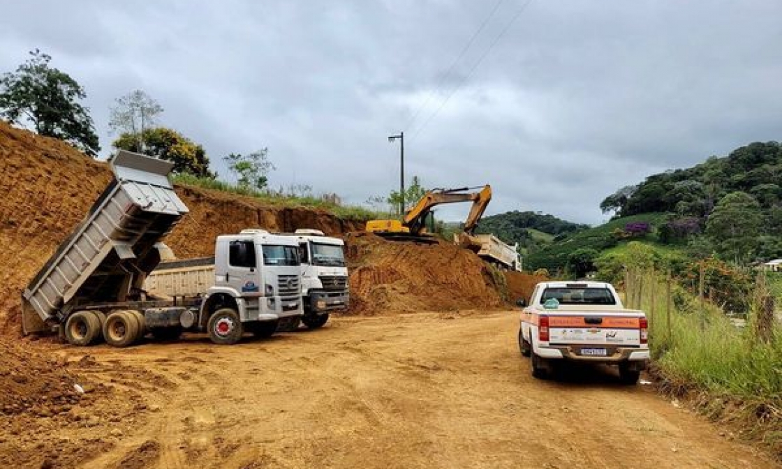 mutirao-de-trabalho-com-maquinario-especializado-avanca-na-manutencao-das-estradas-rurais