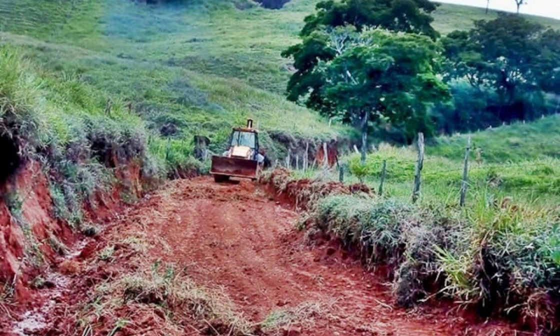 estrada-rural-e-liberada-para-o-transito-de-veiculos-apos-receber-manutencao-da-prefeitura-de-miradouro-