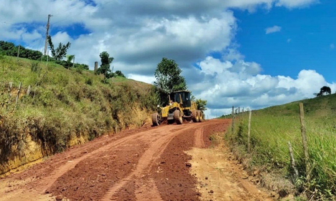 prefeitura-de-miradouro-prossegue-com-trabalho-de-manutencao-na-estrada-de-monte-alverne-