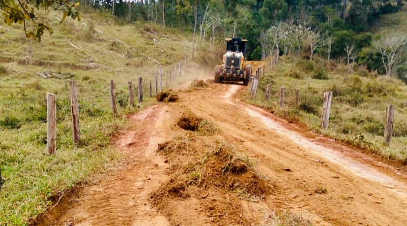 prefeitura-de-miradouro-realiza-servicos-de-patrolamento-na-estrada-da-comunidade-da-roseira