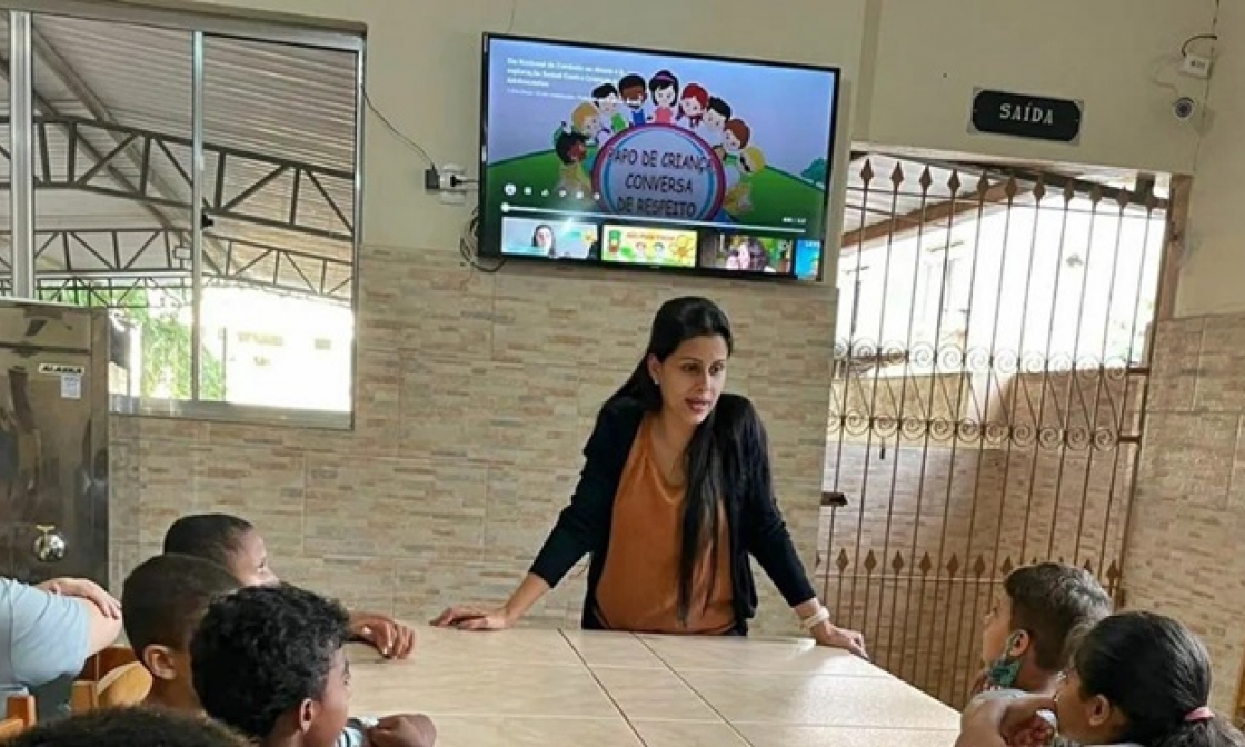 equipe-da-secretaria-municipal-de-assistencia-social-visita-apae-para-dar-continuidade-as-acoes-do-“maio-laranja”