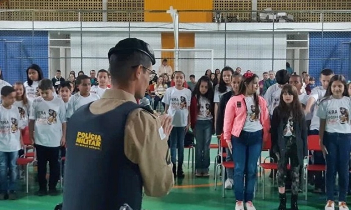 escola-municipal-dr-olavo-tostes-sedia-formatura-do-proerd