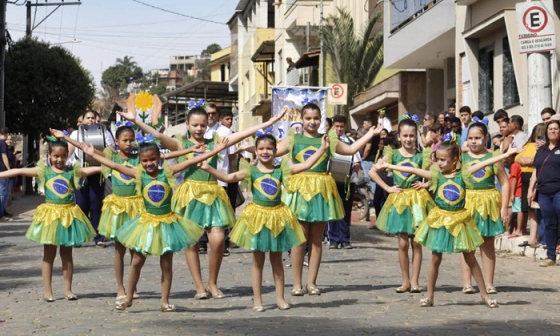 desfile-que-trouxe-como-tema-miradouro-e-suas-riquezas-resgata-tradicao-civica-no-municipio