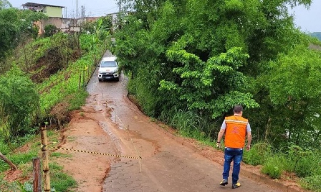 defesa-civil-municipal-faz-vistoria-e-isola-rua-danificada-pela-chuva-proibindo-transito-no-local-