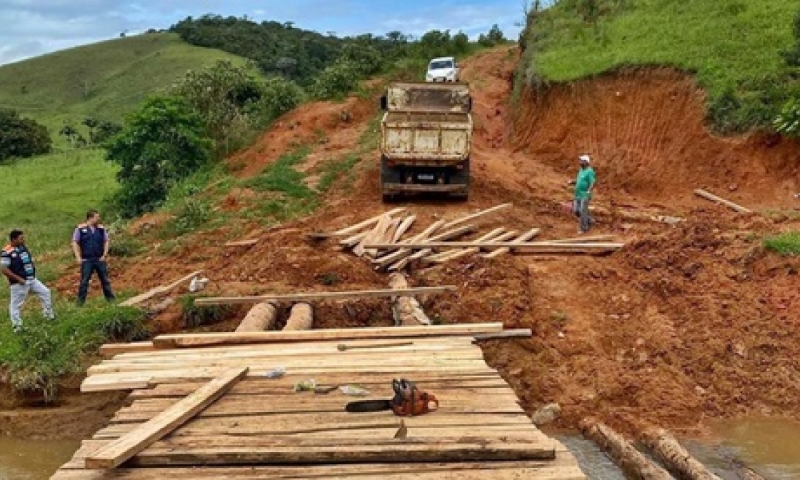 ponte-no-corrego-paraiso-destruida-pelas-chuvas-e-reconstruida-com-rapidez-