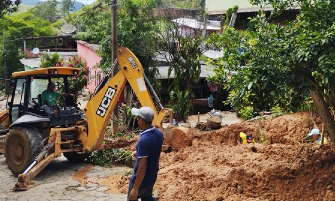 prefeitura-de-miradouro-atua-na-desobstrucao-da-rede-pluvial-dos-carreiros-