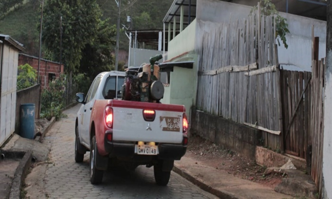 carro-fumace-em-operacao-no-combate-a-dengue-em-miradouro