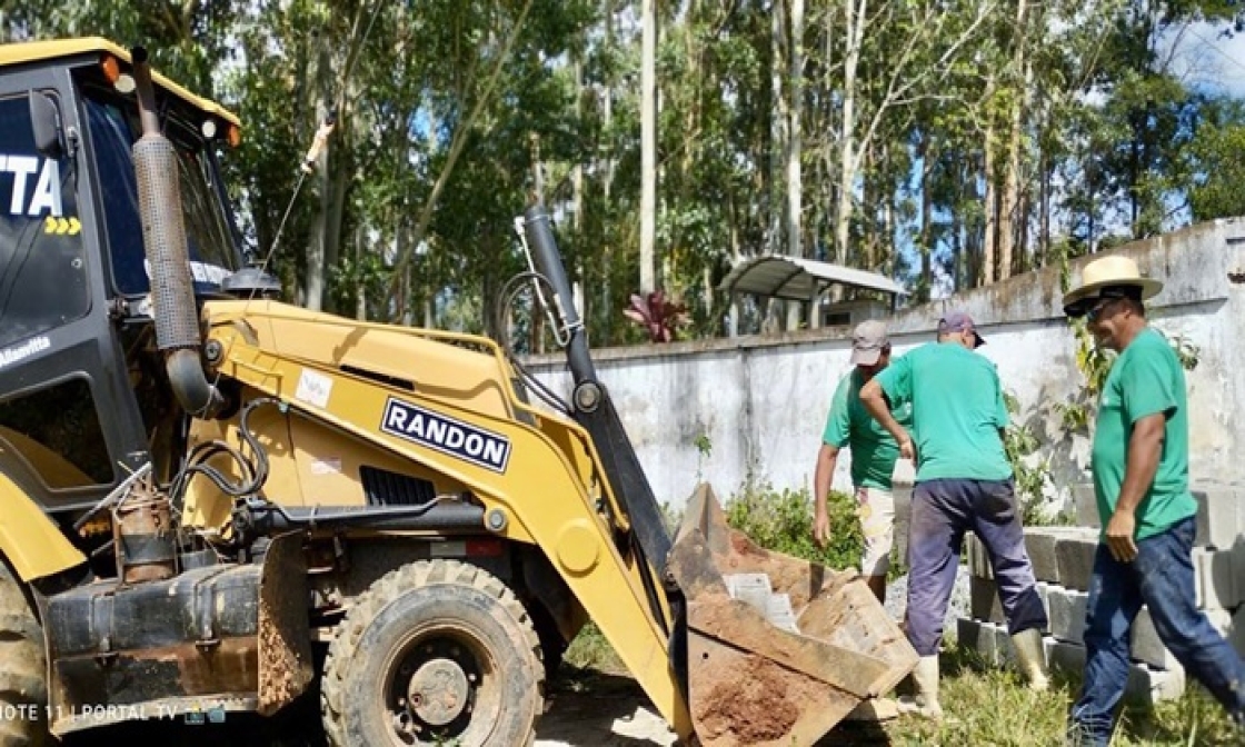 prefeitura-de-miradouro-inicia-construcao-de-muro-no-cemiterio-de-monte-alverne-