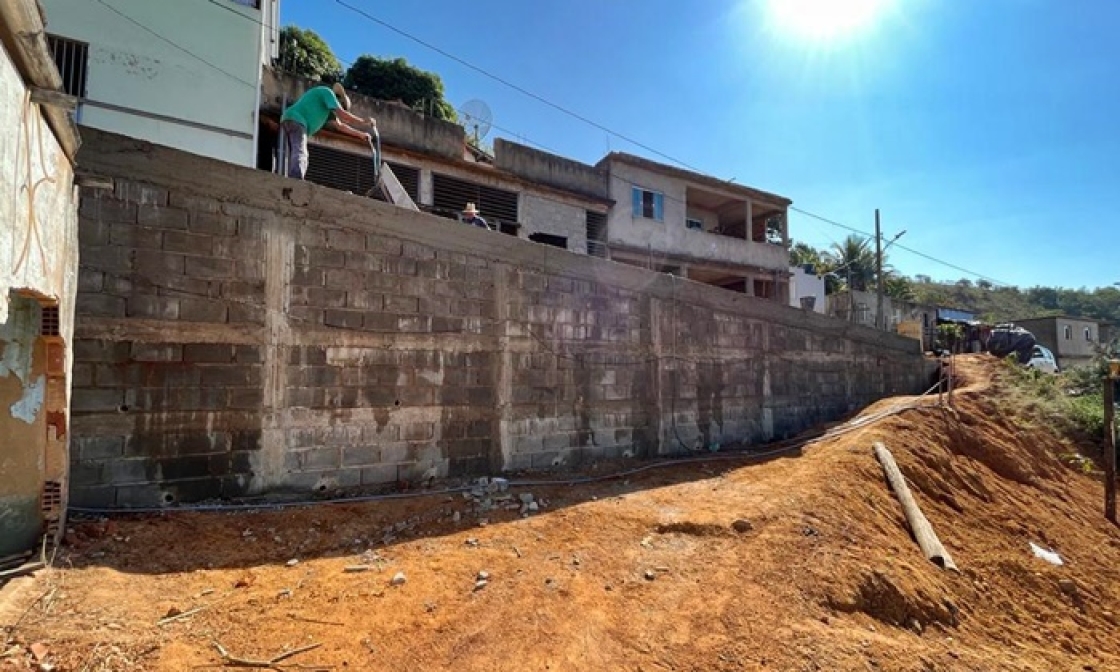 prefeitura-de-miradouro-constroi-muro-de-contencao-no-bairro-dos-carreiros-