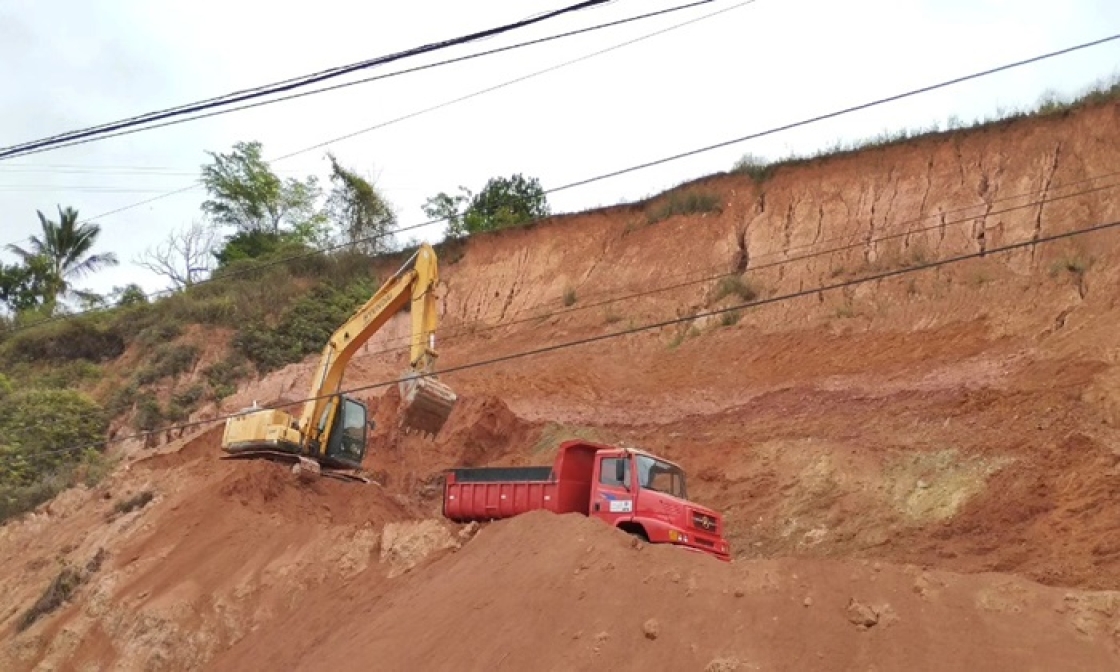 retirada-de-terra-e-estabilizacao-de-encosta-e-retomada-na-manha-dessa-terca-feira-(10/10)-