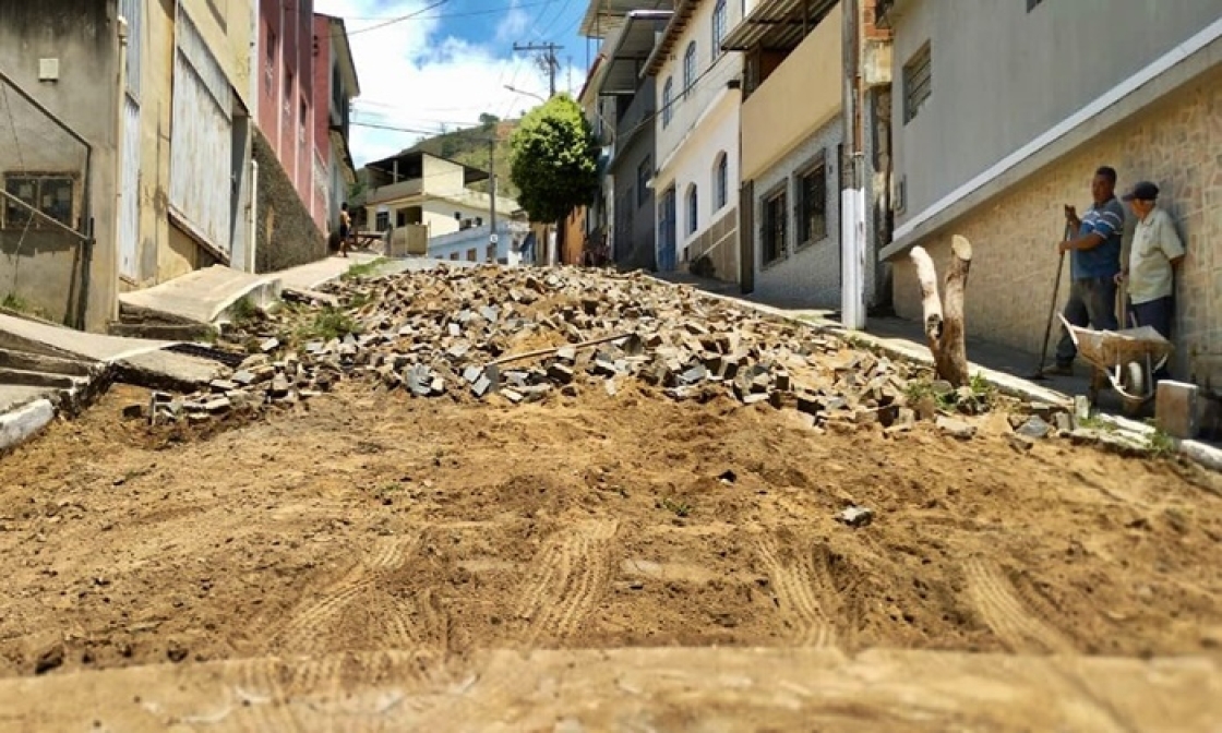 rua-vieira-benfica-esta-interditada-para-trafego-de-veiculos-no-periodo-de-execucao-de-obra-de-troca-de-calcamento-